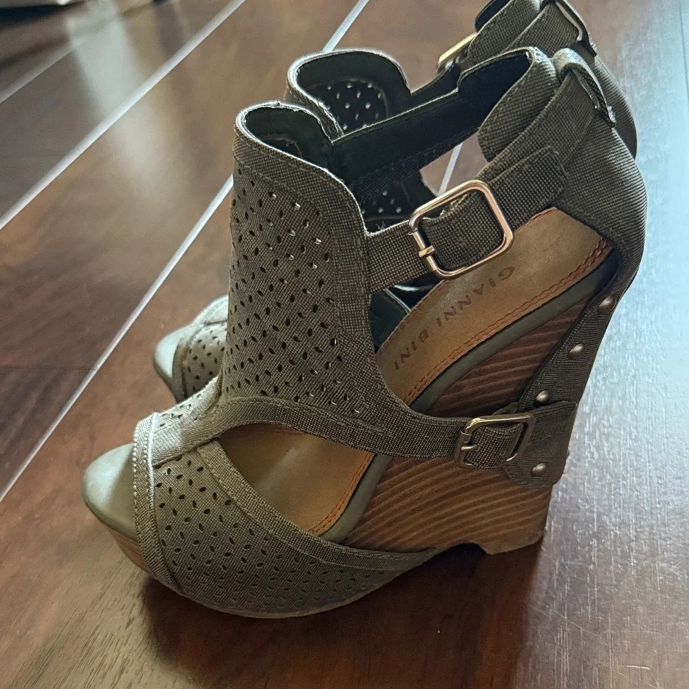 Gianni Bini Gray Wedge Sandals